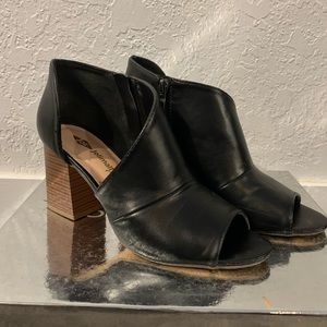 Black open top wedge heel shoes